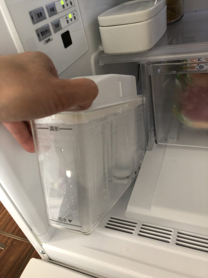 冷蔵庫の製氷タンクは洗ってる？浄水フィルター交換してる？入れてる水は何使ってますか？ | ようでん