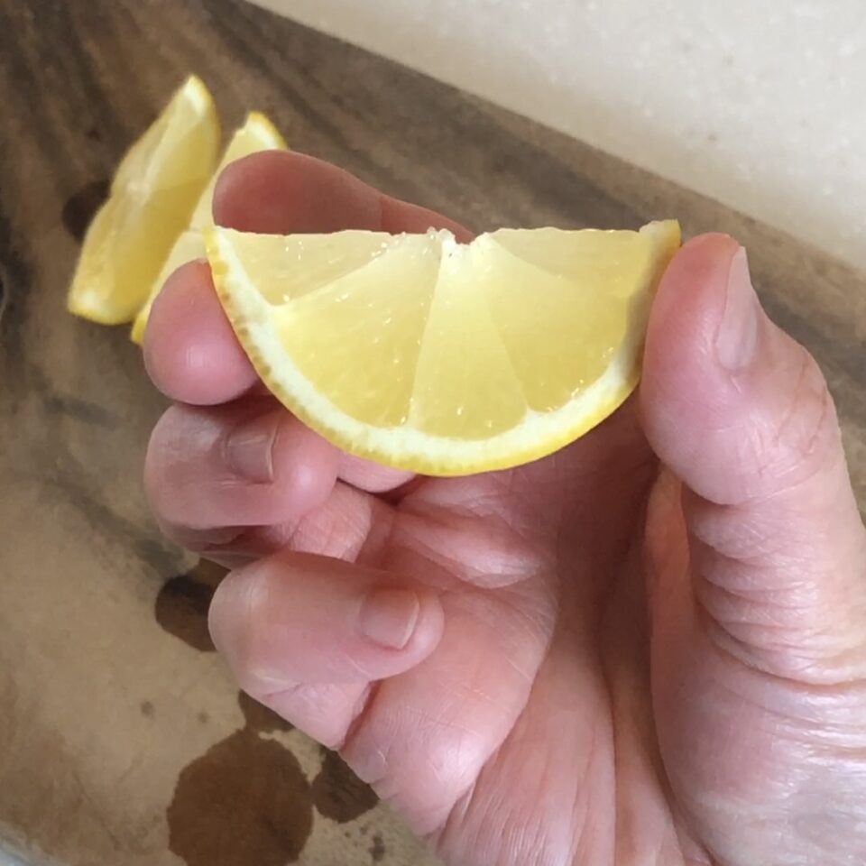 動画あり】プロはレモンのくし切りをこう切る。見た目もキレイで絞れる果汁量も2倍！ | ようでん